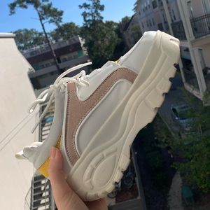 STEVE MADDEN CHUNKY SNEAKER